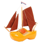 Decoratie Zeilboot Klomp Met Rode Masten 20 Cm - Botter Klomp Bootje - Geel